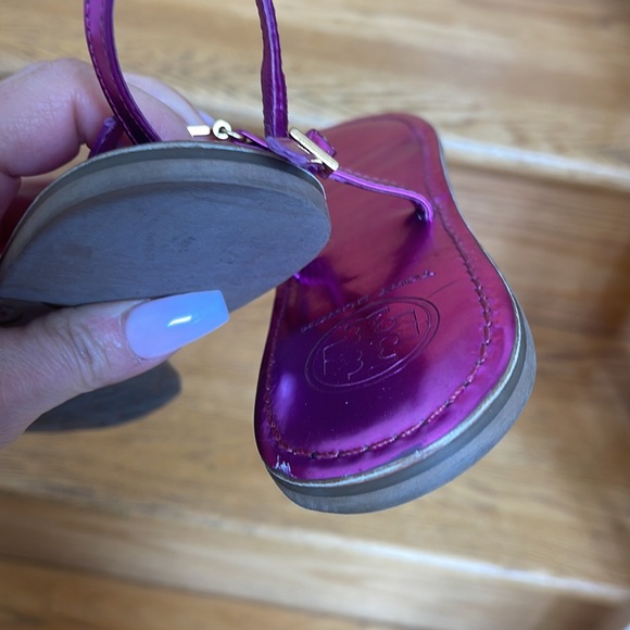 Tory Burch, purple metallic leather sandals with gold logo 7.5 - Picture 5 of 5